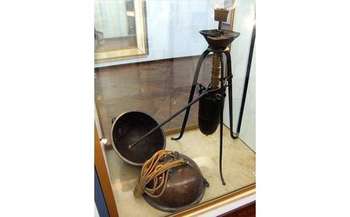 Figure 5 | The original Magdeburg hemispheres (left) and von Guericke's vacuum pump (right). The pump included a vacuum storage bulb at the top, which could be disconnected and used to draw a vacuum on a separate container.5